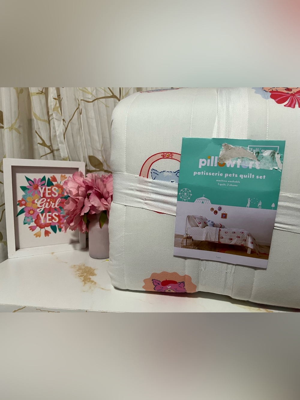 pillowfort Patisserie Pets Quilt Set - White with red accents